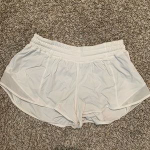 white lululemon hotty hot shorts 2.5” in white